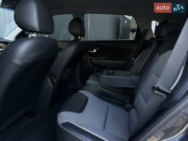 Серый Киа Niro, объемом двигателя 0 л и пробегом 88 тыс. км за 18500 $, фото 33 на Automoto.ua