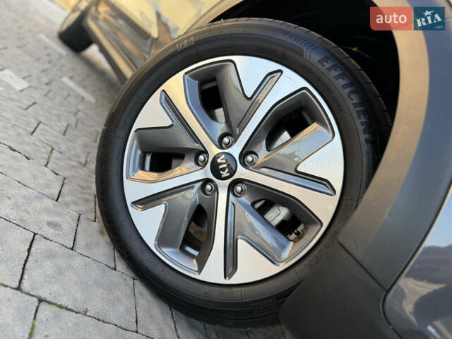 Серый Киа Niro, объемом двигателя 0 л и пробегом 145 тыс. км за 18800 $, фото 104 на Automoto.ua