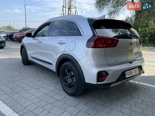 Серый Киа Niro, объемом двигателя 1.58 л и пробегом 181 тыс. км за 16000 $, фото 3 на Automoto.ua
