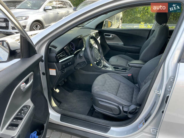 Серый Киа Niro, объемом двигателя 1.58 л и пробегом 181 тыс. км за 16000 $, фото 4 на Automoto.ua