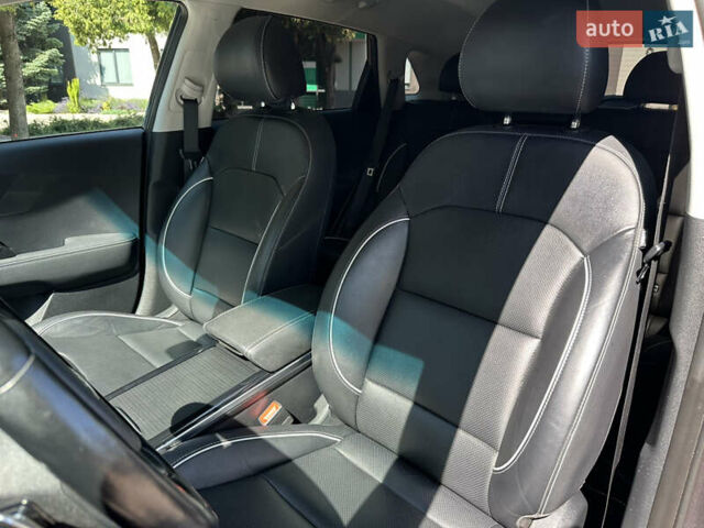 Сірий Кіа Niro, об'ємом двигуна 0 л та пробігом 143 тис. км за 17900 $, фото 19 на Automoto.ua