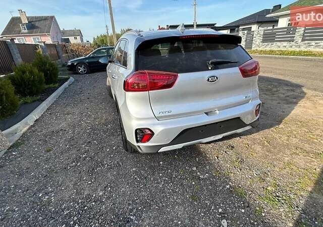Сірий Кіа Niro, об'ємом двигуна 1.58 л та пробігом 83 тис. км за 18000 $, фото 3 на Automoto.ua