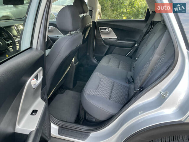 Серый Киа Niro, объемом двигателя 1.58 л и пробегом 181 тыс. км за 16000 $, фото 5 на Automoto.ua