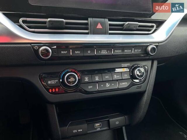 Серый Киа Niro, объемом двигателя 0 л и пробегом 82 тыс. км за 19600 $, фото 16 на Automoto.ua