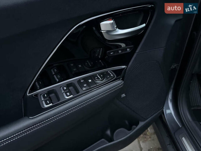 Серый Киа Niro, объемом двигателя 0 л и пробегом 159 тыс. км за 19800 $, фото 18 на Automoto.ua