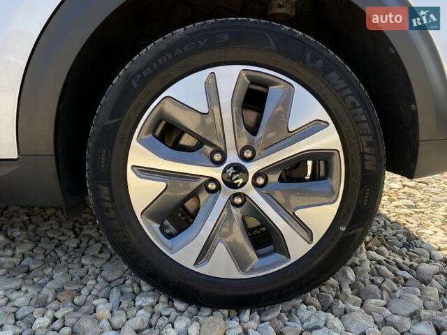 Серый Киа Niro, объемом двигателя 0 л и пробегом 58 тыс. км за 23200 $, фото 23 на Automoto.ua