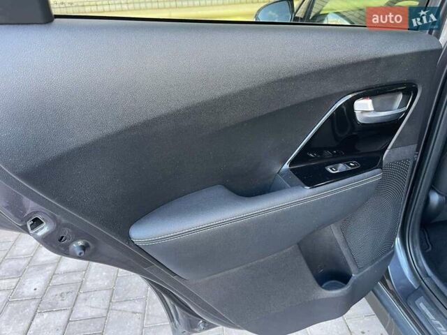 Серый Киа Niro, объемом двигателя 0 л и пробегом 125 тыс. км за 19250 $, фото 48 на Automoto.ua