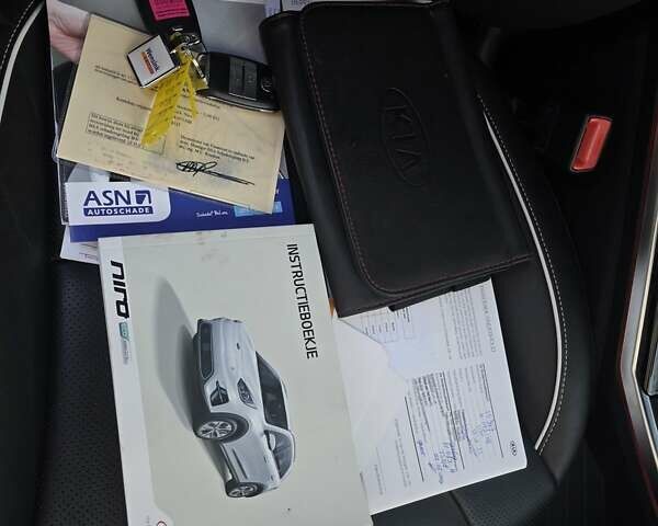 Серый Киа Niro, объемом двигателя 0 л и пробегом 144 тыс. км за 17250 $, фото 39 на Automoto.ua