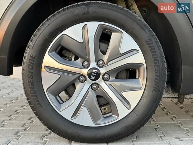 Серый Киа Niro, объемом двигателя 0 л и пробегом 74 тыс. км за 18200 $, фото 21 на Automoto.ua