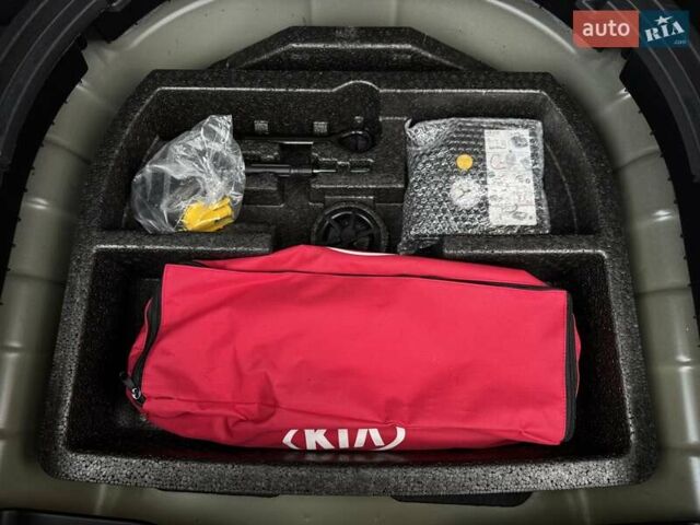 Серый Киа Niro, объемом двигателя 0 л и пробегом 150 тыс. км за 18500 $, фото 66 на Automoto.ua