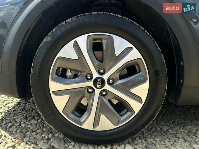 Сірий Кіа Niro, об'ємом двигуна 0 л та пробігом 97 тис. км за 22600 $, фото 6 на Automoto.ua