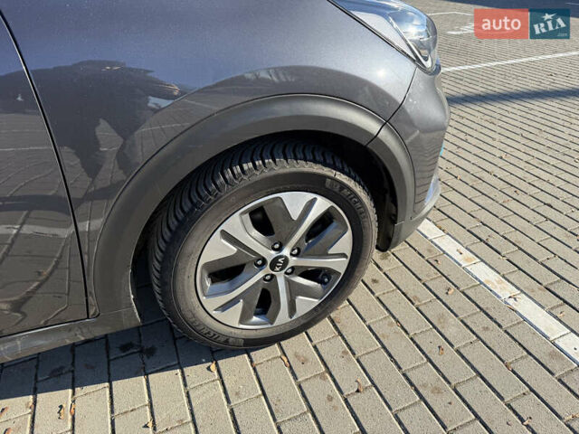 Сірий Кіа Niro, об'ємом двигуна 0 л та пробігом 87 тис. км за 18500 $, фото 28 на Automoto.ua
