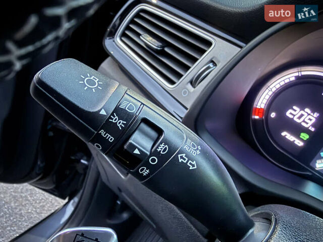 Серый Киа Niro, объемом двигателя 0 л и пробегом 165 тыс. км за 18000 $, фото 61 на Automoto.ua