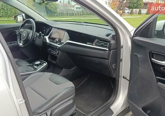 Серый Киа Niro, объемом двигателя 0 л и пробегом 82 тыс. км за 19500 $, фото 24 на Automoto.ua