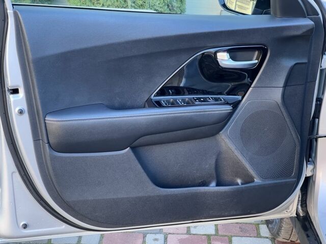 Сірий Кіа Niro, об'ємом двигуна 0 л та пробігом 89 тис. км за 437 $, фото 3 на Automoto.ua