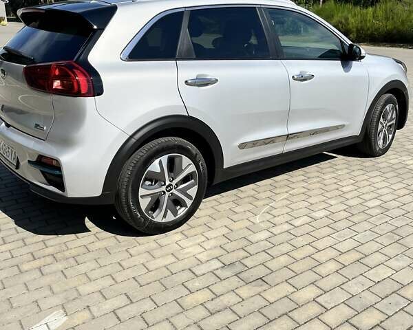 Сірий Кіа Niro, об'ємом двигуна 0 л та пробігом 112 тис. км за 18900 $, фото 2 на Automoto.ua