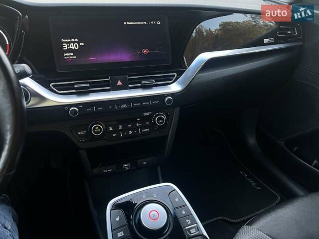 Серый Киа Niro, объемом двигателя 0 л и пробегом 72 тыс. км за 19750 $, фото 17 на Automoto.ua