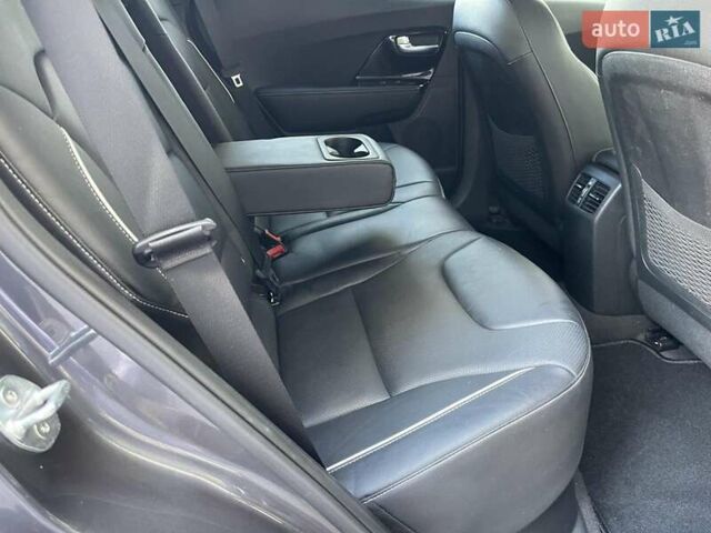 Серый Киа Niro, объемом двигателя 0 л и пробегом 125 тыс. км за 19250 $, фото 44 на Automoto.ua