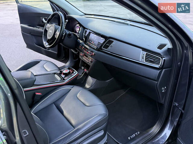 Серый Киа Niro, объемом двигателя 0 л и пробегом 165 тыс. км за 18000 $, фото 79 на Automoto.ua