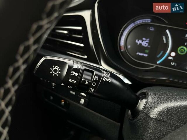 Серый Киа Niro, объемом двигателя 0 л и пробегом 72 тыс. км за 19750 $, фото 49 на Automoto.ua