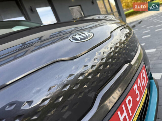 Сірий Кіа Niro, об'ємом двигуна 0 л та пробігом 70 тис. км за 19999 $, фото 5 на Automoto.ua
