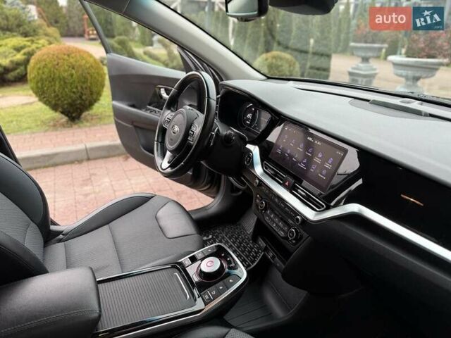 Серый Киа Niro, объемом двигателя 0 л и пробегом 125 тыс. км за 18950 $, фото 39 на Automoto.ua