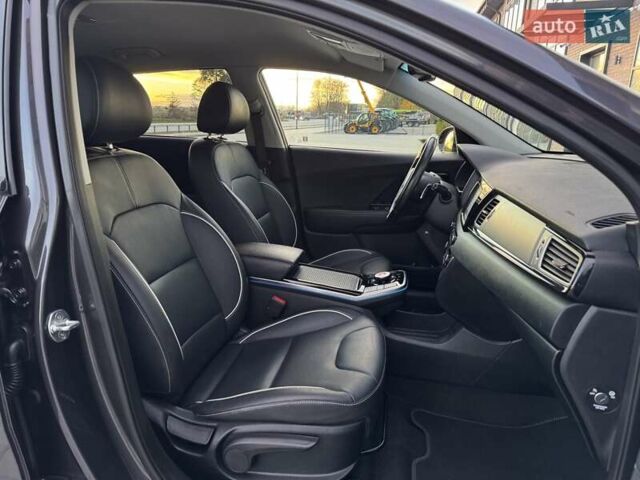 Сірий Кіа Niro, об'ємом двигуна 0 л та пробігом 135 тис. км за 17500 $, фото 58 на Automoto.ua