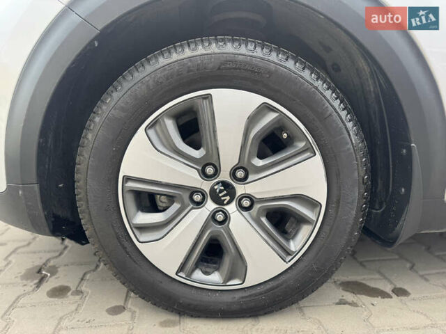 Киа Niro 2020 в Луцке на Automoto.ua Серый Киа Niro, объемом двигателя 1.58 л и пробегом 241 тыс. км за 14600 $, фото 9 на Automoto.ua