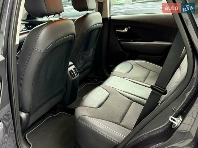 Сірий Кіа Niro, об'ємом двигуна 0 л та пробігом 114 тис. км за 18329 $, фото 28 на Automoto.ua