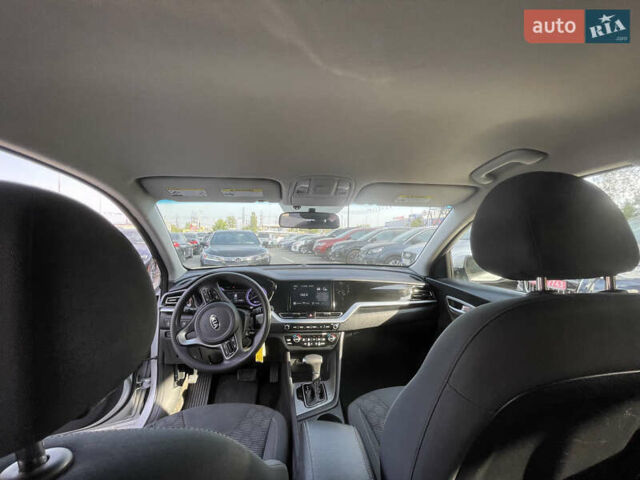 Серый Киа Niro, объемом двигателя 1.58 л и пробегом 181 тыс. км за 16000 $, фото 6 на Automoto.ua