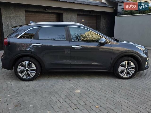 Серый Киа Niro, объемом двигателя 0 л и пробегом 144 тыс. км за 17250 $, фото 4 на Automoto.ua