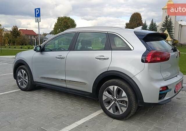 Серый Киа Niro, объемом двигателя 0 л и пробегом 82 тыс. км за 19500 $, фото 6 на Automoto.ua