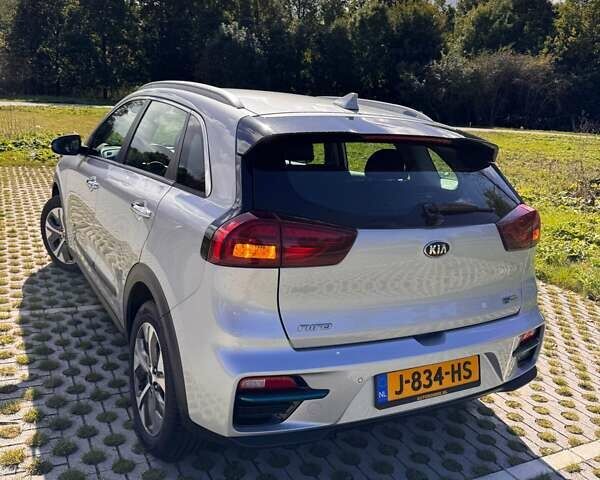 Сірий Кіа Niro, об'ємом двигуна 0 л та пробігом 74 тис. км за 20500 $, фото 3 на Automoto.ua