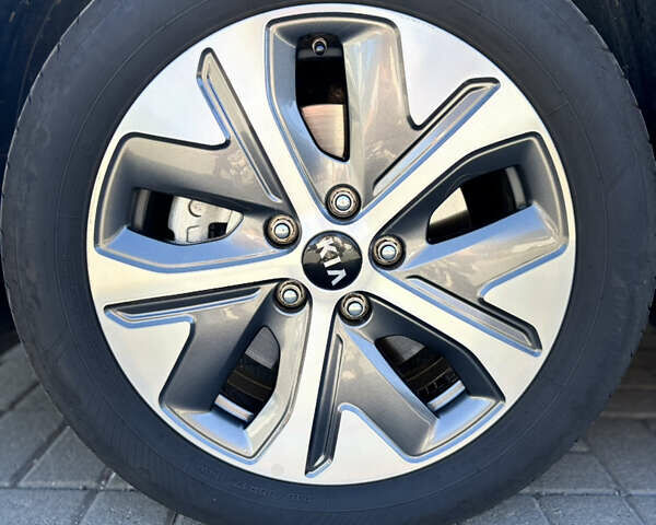 Серый Киа Niro, объемом двигателя 0 л и пробегом 61 тыс. км за 19700 $, фото 11 на Automoto.ua