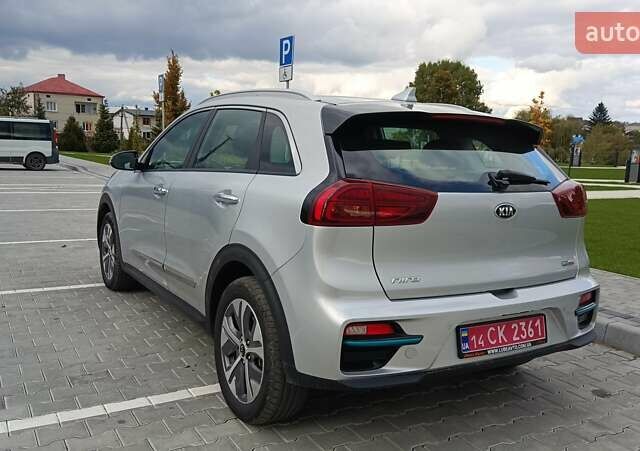 Серый Киа Niro, объемом двигателя 0 л и пробегом 82 тыс. км за 19500 $, фото 7 на Automoto.ua