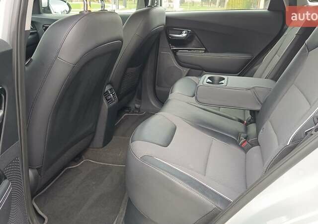 Серый Киа Niro, объемом двигателя 0 л и пробегом 82 тыс. км за 19500 $, фото 18 на Automoto.ua