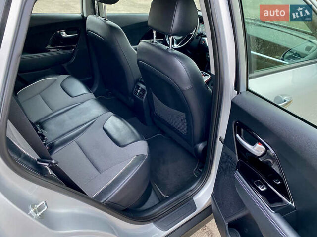 Серый Киа Niro, объемом двигателя 0 л и пробегом 95 тыс. км за 17200 $, фото 15 на Automoto.ua