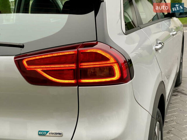 Сірий Кіа Niro, об'ємом двигуна 0 л та пробігом 63 тис. км за 20899 $, фото 17 на Automoto.ua