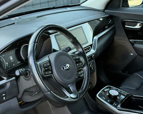 Сірий Кіа Niro, об'ємом двигуна 0 л та пробігом 102 тис. км за 18900 $, фото 22 на Automoto.ua