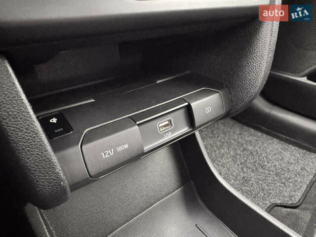 Серый Киа Niro, объемом двигателя 0 л и пробегом 77 тыс. км за 19500 $, фото 39 на Automoto.ua