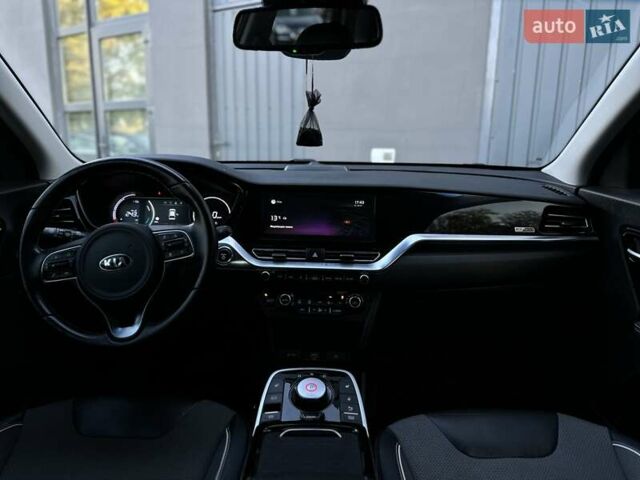 Серый Киа Niro, объемом двигателя 0 л и пробегом 88 тыс. км за 18500 $, фото 12 на Automoto.ua