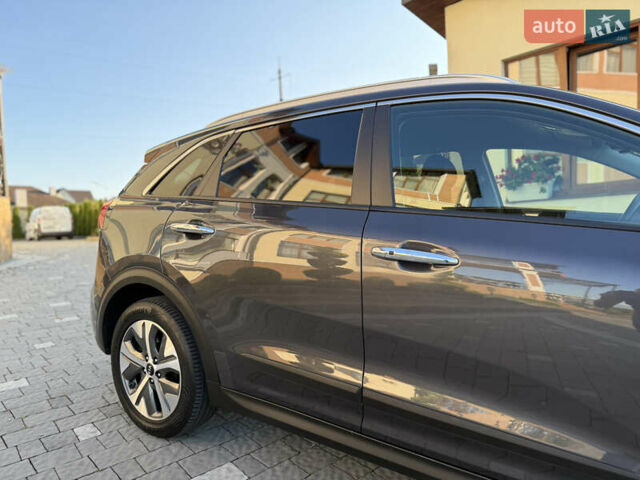 Серый Киа Niro, объемом двигателя 0 л и пробегом 145 тыс. км за 18800 $, фото 10 на Automoto.ua