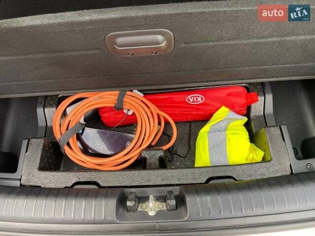 Серый Киа Niro, объемом двигателя 0 л и пробегом 82 тыс. км за 19600 $, фото 27 на Automoto.ua