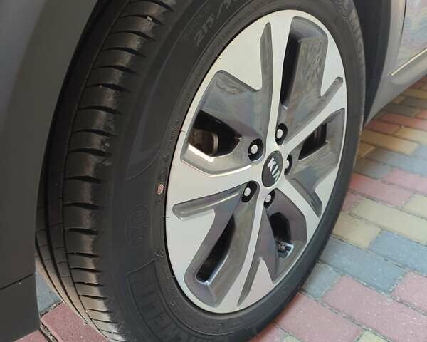 Серый Киа Niro, объемом двигателя 0 л и пробегом 49 тыс. км за 23000 $, фото 23 на Automoto.ua
