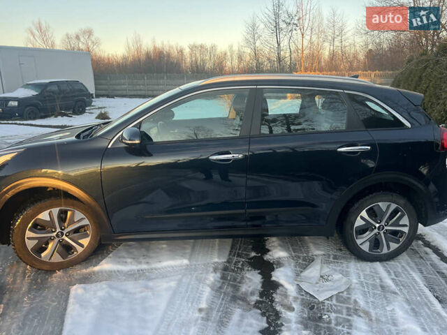 Серый Киа Niro, объемом двигателя 0 л и пробегом 96 тыс. км за 19500 $, фото 6 на Automoto.ua
