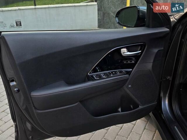 Серый Киа Niro, объемом двигателя 0 л и пробегом 144 тыс. км за 17250 $, фото 19 на Automoto.ua