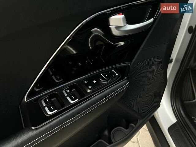 Серый Киа Niro, объемом двигателя 0 л и пробегом 72 тыс. км за 19750 $, фото 41 на Automoto.ua