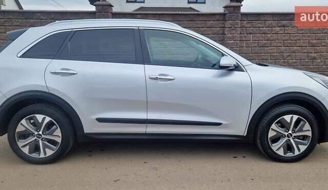Серый Киа Niro, объемом двигателя 0 л и пробегом 167 тыс. км за 18400 $, фото 9 на Automoto.ua