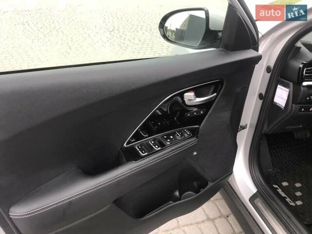 Серый Киа Niro, объемом двигателя 0 л и пробегом 90 тыс. км за 19900 $, фото 32 на Automoto.ua