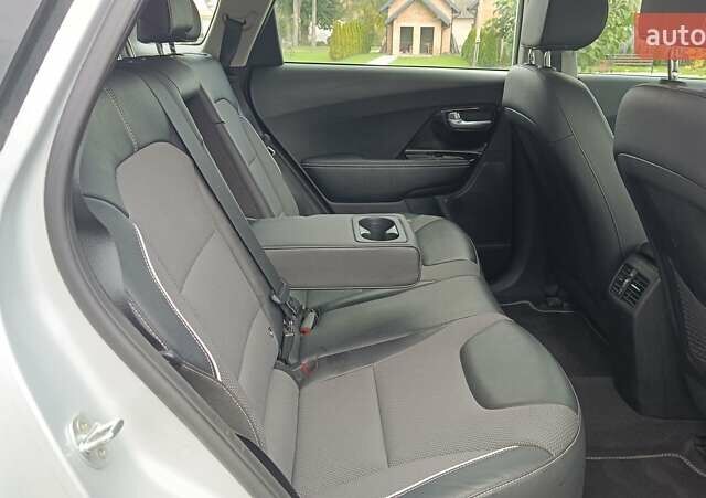 Серый Киа Niro, объемом двигателя 0 л и пробегом 82 тыс. км за 19500 $, фото 28 на Automoto.ua